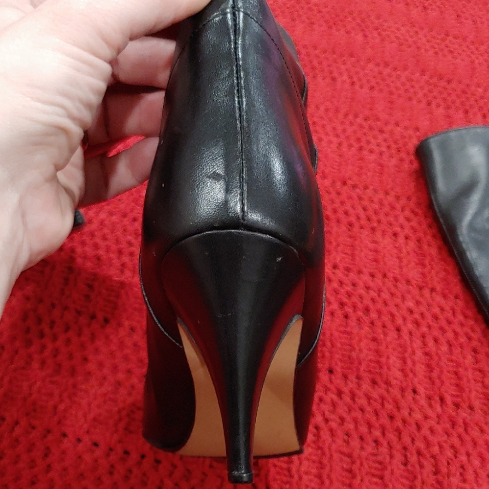 Elegant Black Leather Knee-High Boots - Picture 3 of 6